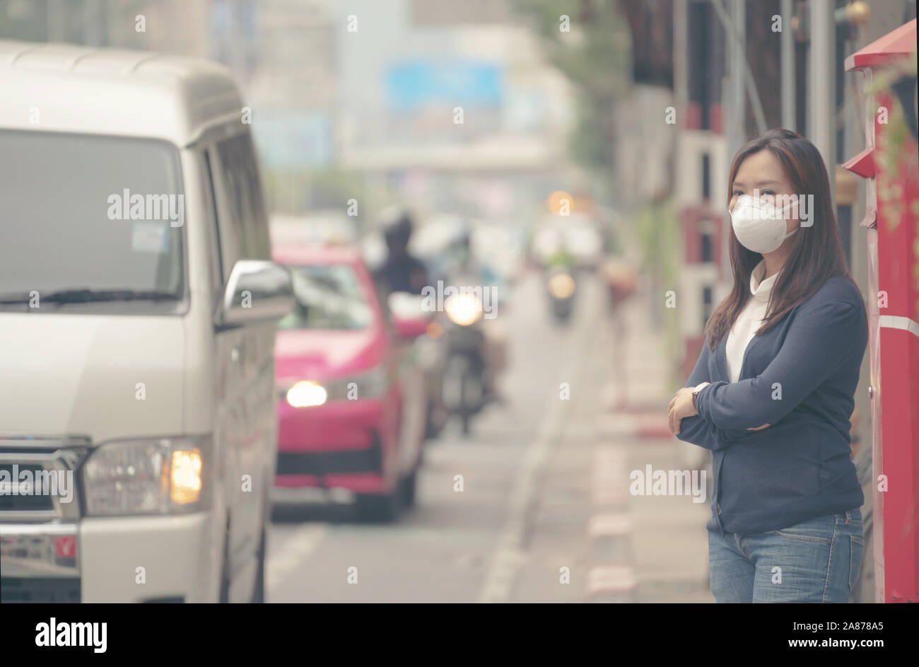 Donna che indossa la maschera protettiva nella città street, Bangkok in Thailandia Foto Stock