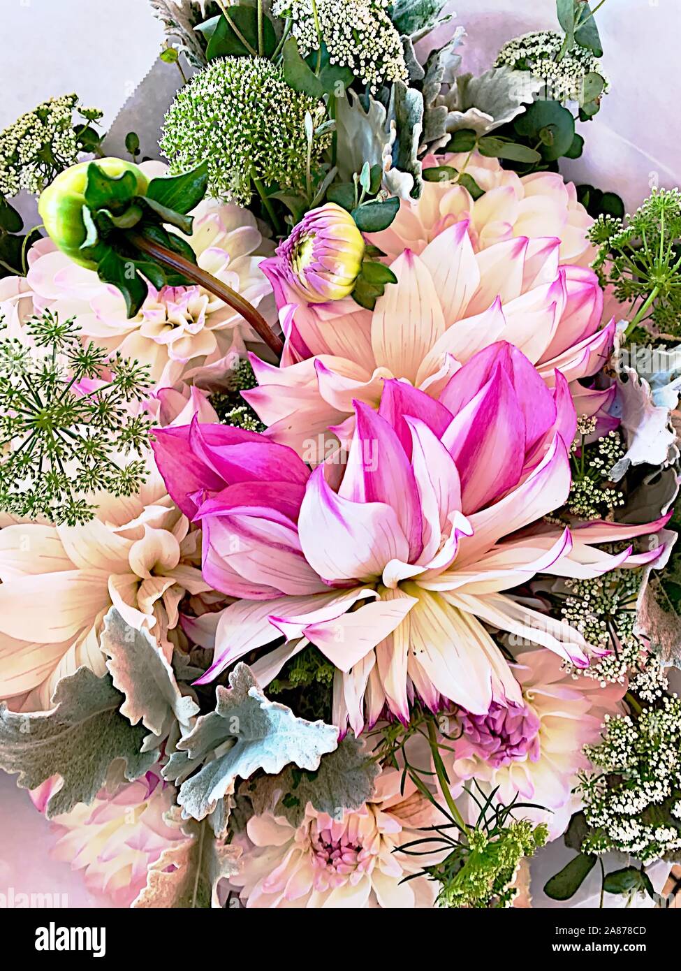 Il Pike Place Market - Seattle, Washington - bouquet di rosa e bianco fiori dalia Foto Stock