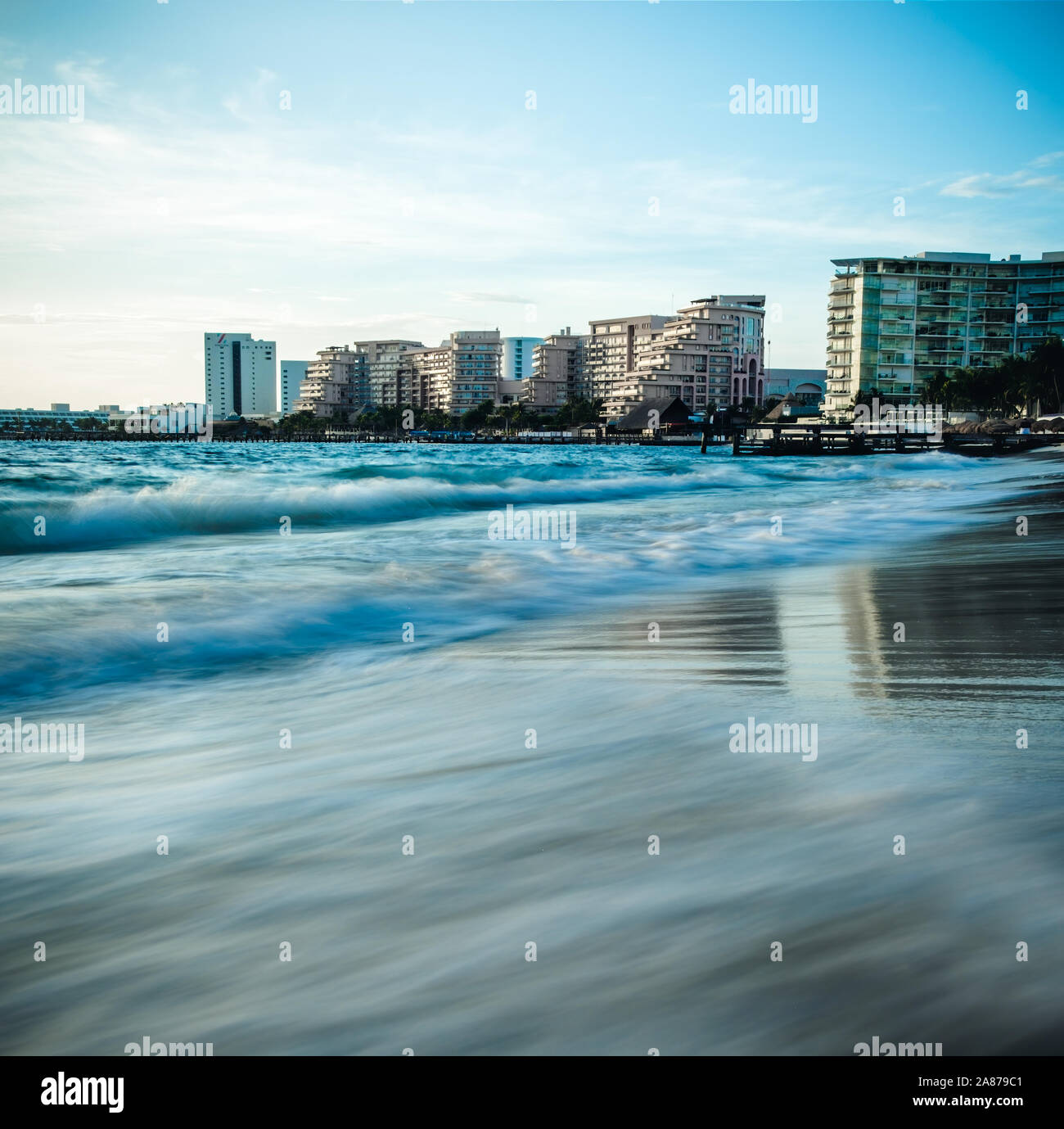 Lungo rotte onde sulla spiaggia di Cancun, Messico. Foto Stock