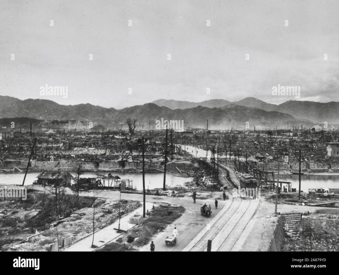 Vista di un ponte di Hiroshima 4.400 piedi ad est di X, Agosto 1945 Foto Stock