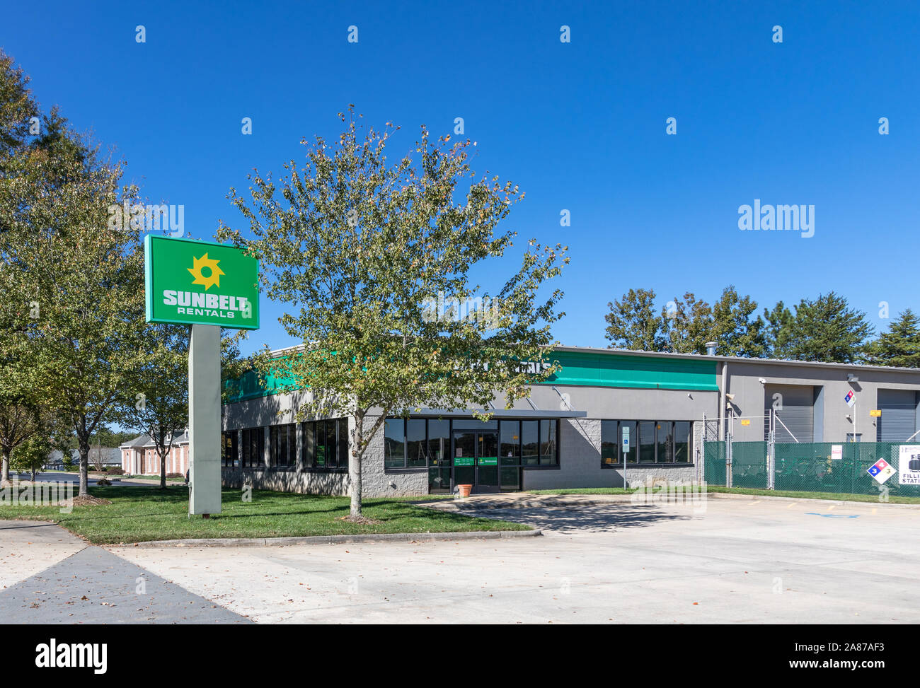 HICKORY, NC, Stati Uniti d'America-2 NOV 2019: Negozio di edificio e segno per Sunbelt Rentals, statunitensi e canadesi e strumento di attività di noleggio attrezzature. Foto Stock