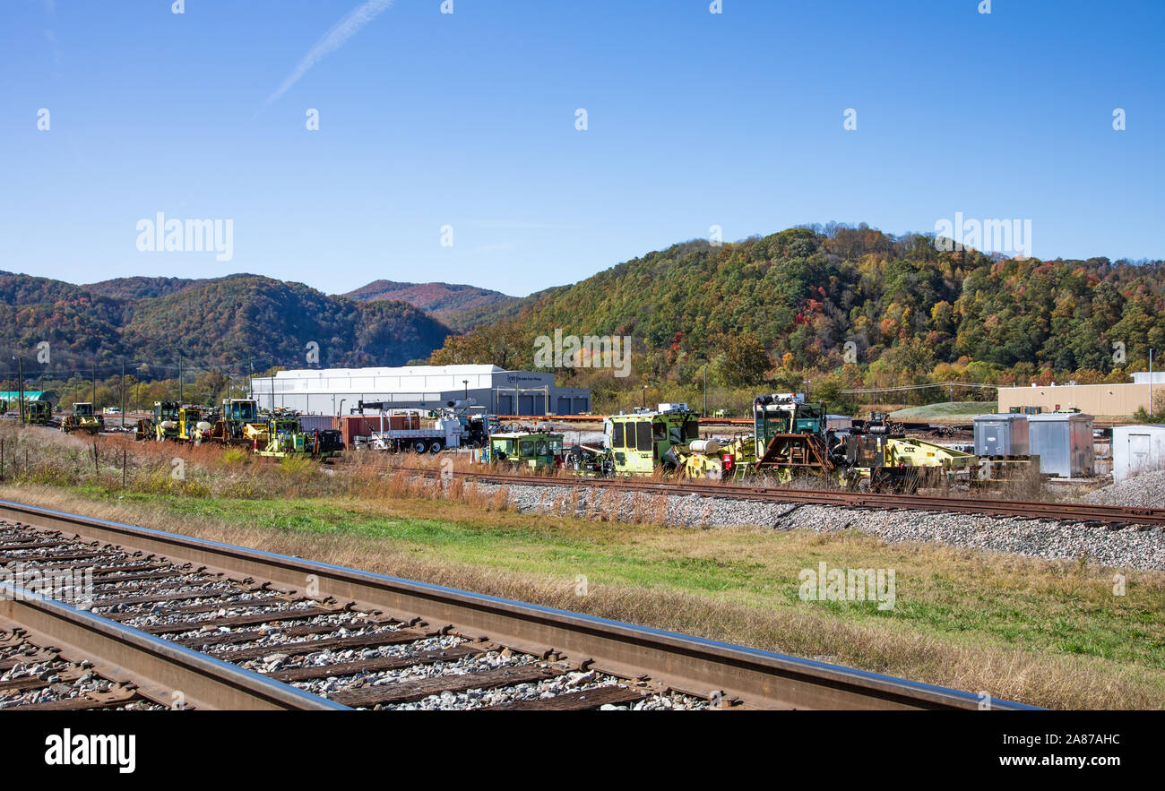 ERWIN, TN, Stati Uniti d'America-28 OTT 2019: un treno CSX car facility, utilizzati per la riparazione e la ricostruzione di vagoni ferroviari e locomotive, chiuso nel 2015. Foto Stock
