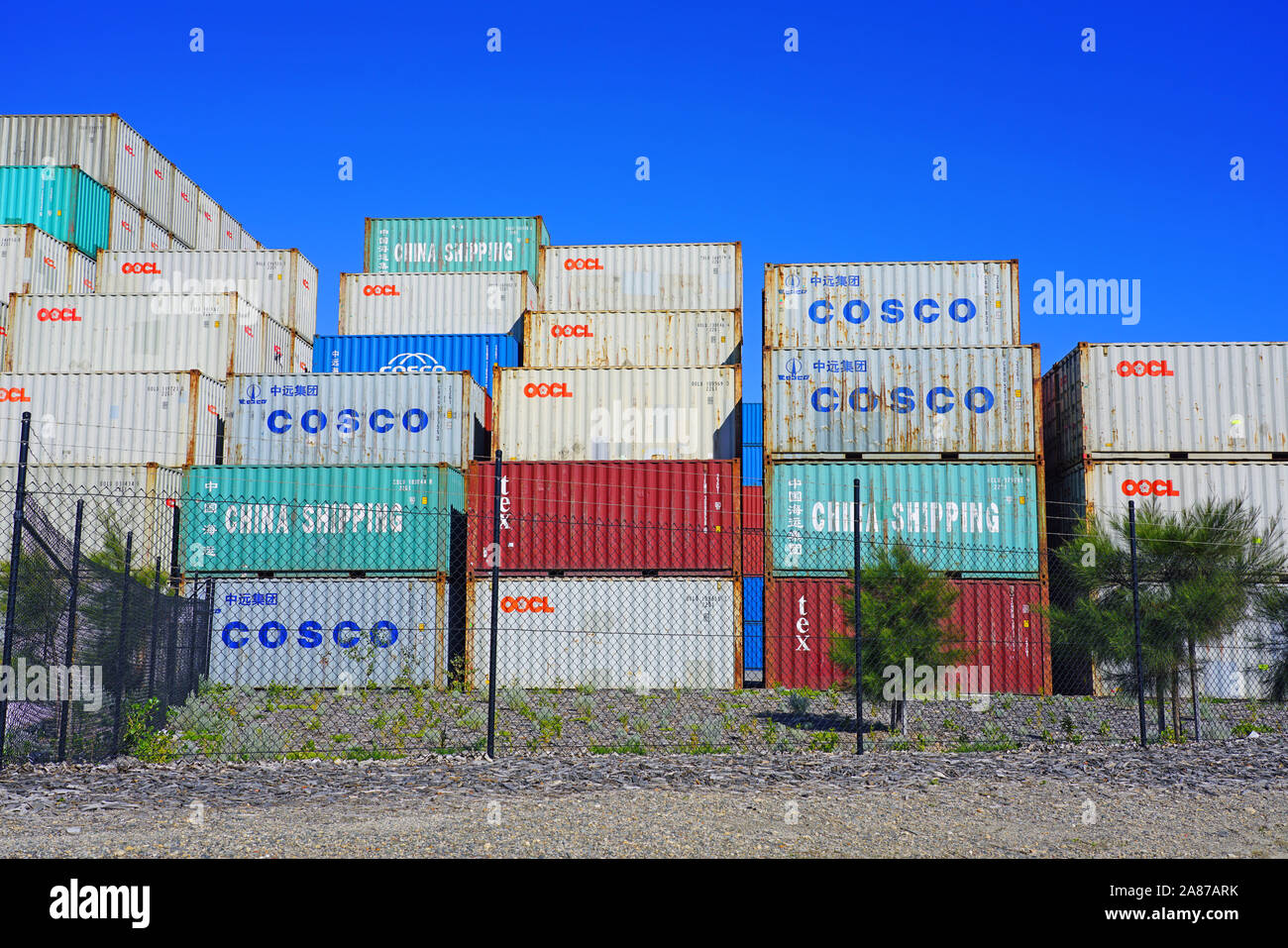 FREMANTLE, AUSTRALIA -3 LUG 2019- Vista di pile di contenitori di spedizione nel porto di Fremantle vicino a Perth in Australia Occidentale. Foto Stock