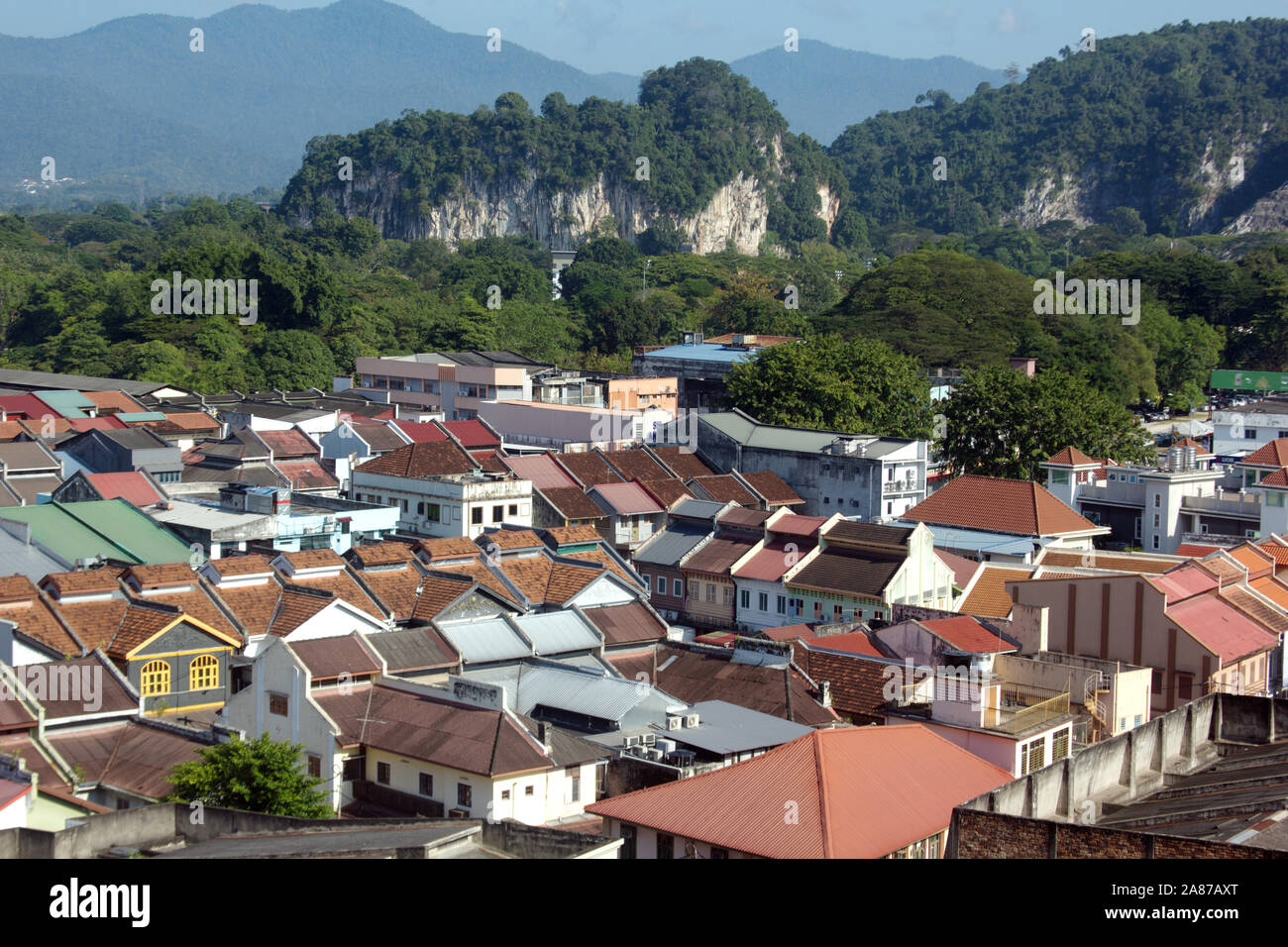 Ipoh, Perak, Malaysia, è un basso edificio città circondata da montagne. Foto Stock