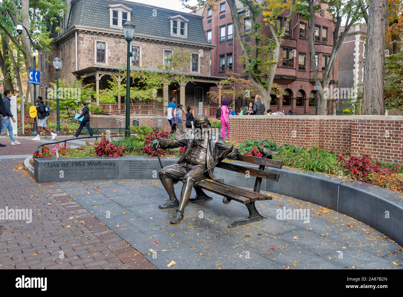 Whimsical di scultura di Benjamin Franklin seduta su una panchina la lettura di un problema della Pennsylvania Gazette.University of Pennsylvania ,Philadelphia,USA Foto Stock