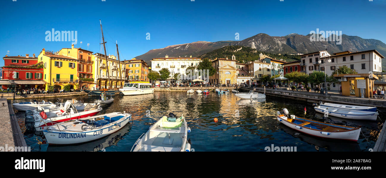 Malcesine, Italia, 10/27/2019: Vista di Malcesine a riva del lago di Garda in estate nel nord Italia. Malcesine è un popolare luogo di vacanza Foto Stock