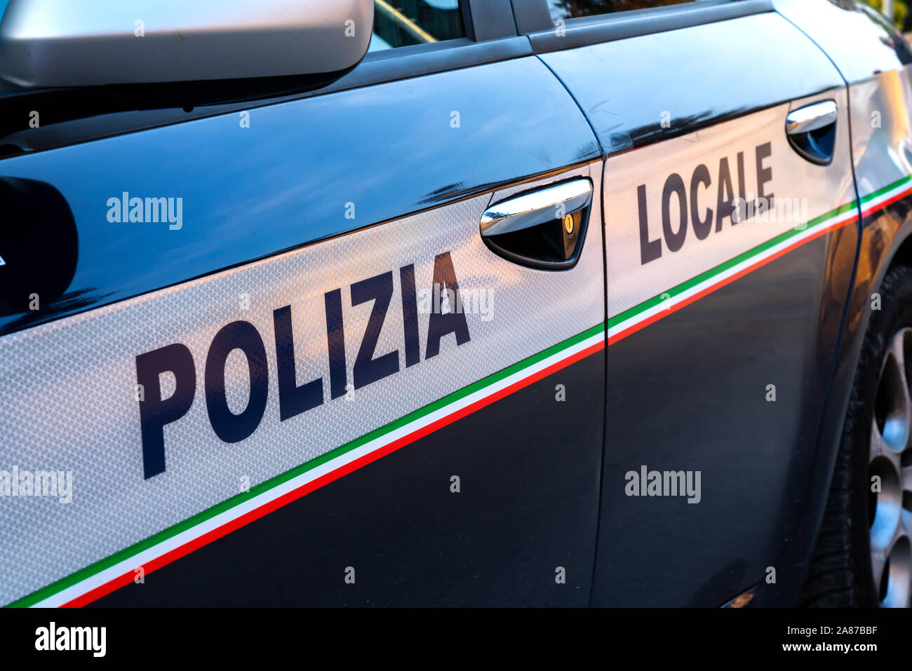 Polizia locale, porta auto scritte su un italiano auto della polizia Foto Stock