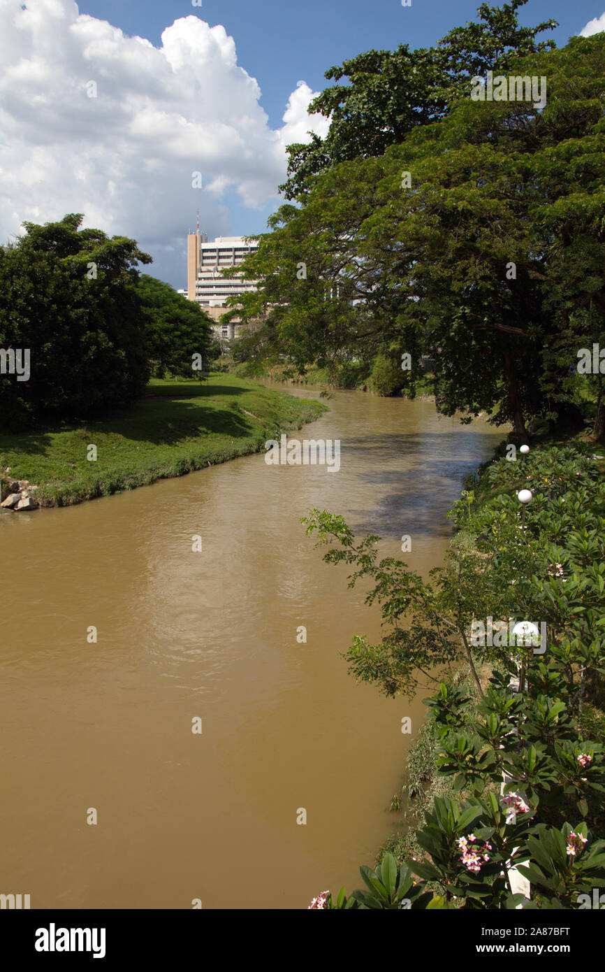 La Kinta fiume che scorre attraverso di Ipoh, Perak, Malaysia Foto Stock
