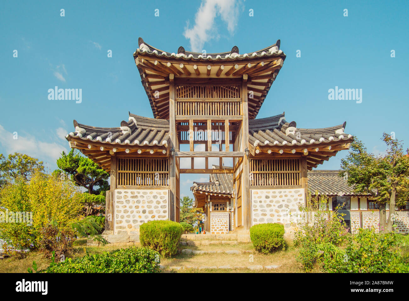 Campanile della cattedrale anglicana costruita in oriental architettura tradizionale sul prato terreno in pista Hwa fare in Incheon, Corea del Sud con cielo blu chiaro Foto Stock