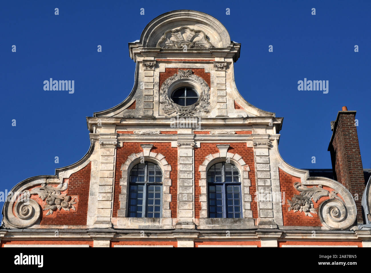 Una fiamminga in stile barocco townhome in Grand-Place, una pubblica piazza in Arras, Francia. Molti degli edifici storici sono stati ricostruiti dopo la Seconda Guerra Mondiale. Foto Stock