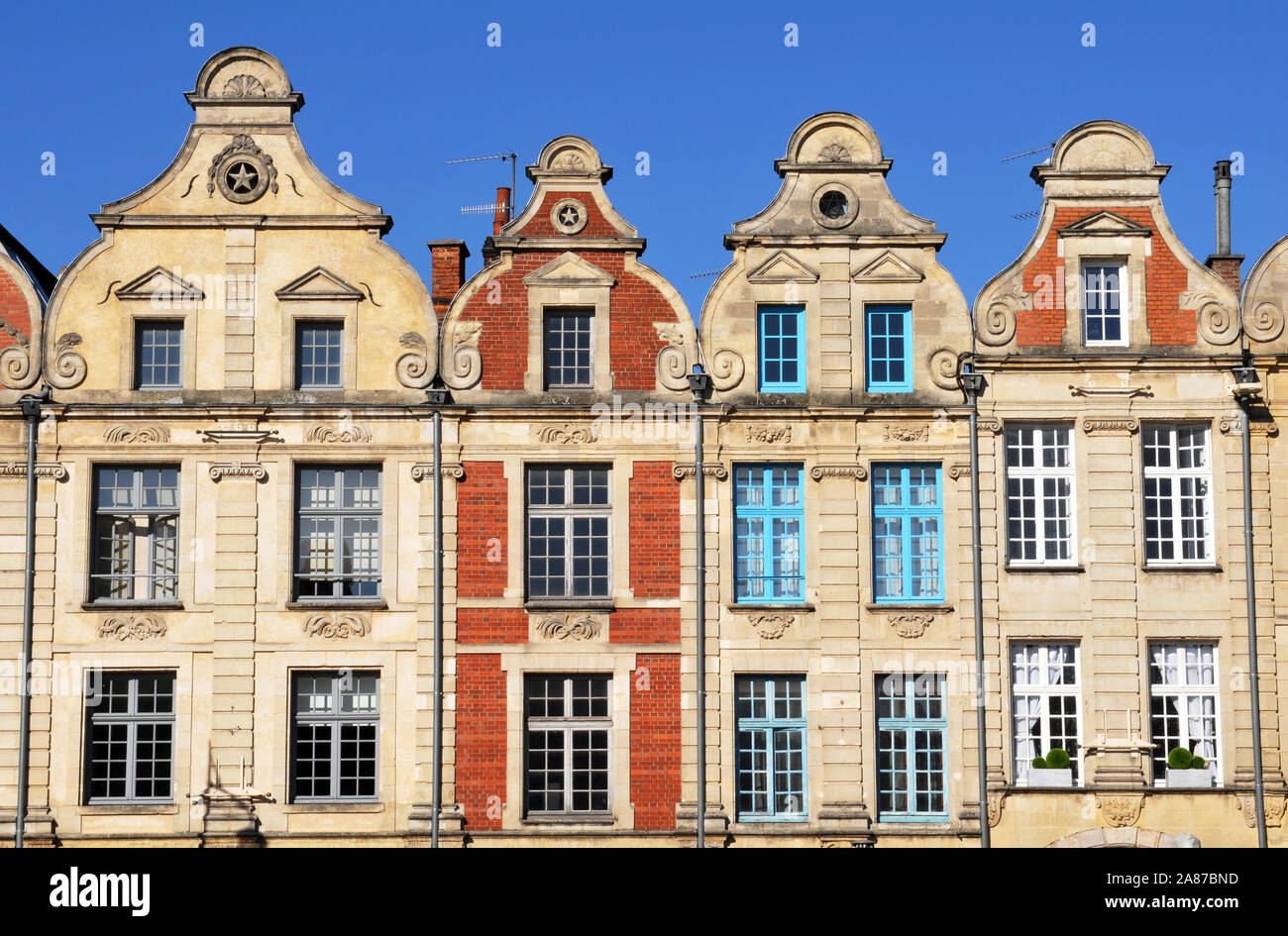 Una fila di fiammingo in stile barocco townhomes in Grand-Place, una pubblica piazza in Arras, Francia. Molti degli edifici sono stati ricostruiti dopo la Seconda Guerra Mondiale. Foto Stock