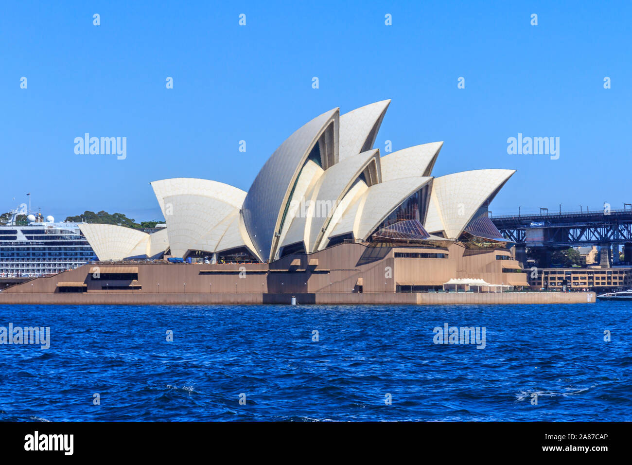 Sydney, Australia - 13 Marzo 2013: vista dell'Opera House dal Manly traghetto. La struttura iconica è uno dei più famosi edifici in wor Foto Stock Sydney, Australia - 13 Marzo 2013: vista dell'Opera House dal Manly traghetto. La struttura iconica è uno dei più famosi edifici in wor Foto Stock