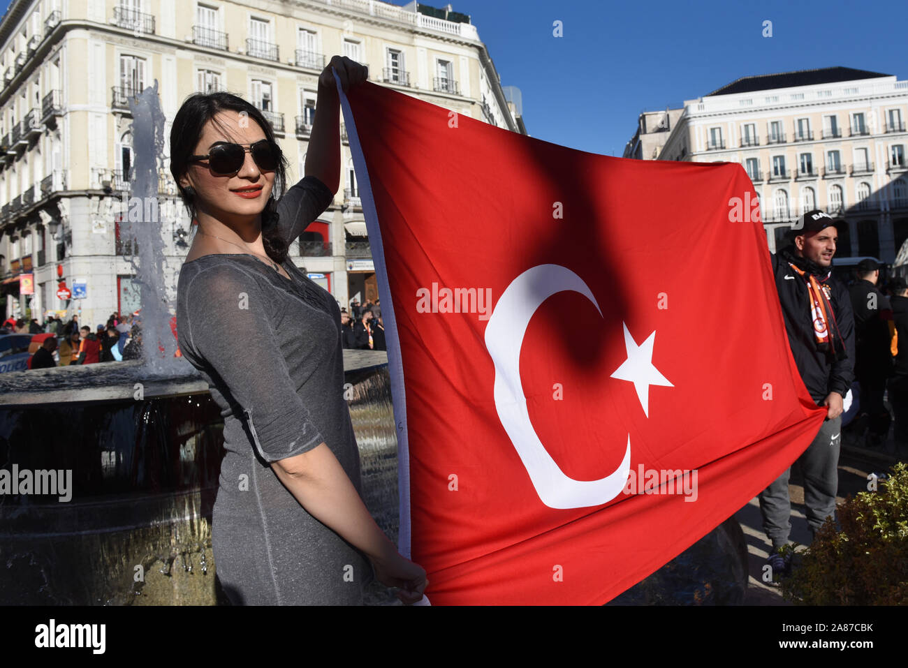 Madrid, Spagna. 6 Nov, 2019. Una ventola Galatasay tenendo una bandiera turca in Madrid.Intorno al 3000 il Galatasaray Tifosi si riuniscono nel centro di Madrid in anticipo della UEFA Champions League match tra Real Madrid e Galayasaray. Credito: SOPA Immagini limitata/Alamy Live News Foto Stock