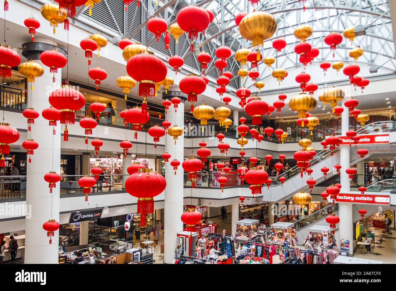 Sydney, Australia - 15 Marzo 2013: le lanterne cinesi all'interno della città di mercato complesso per lo shopping a Chinatown. Il centro si trova a Haymarket. Foto Stock