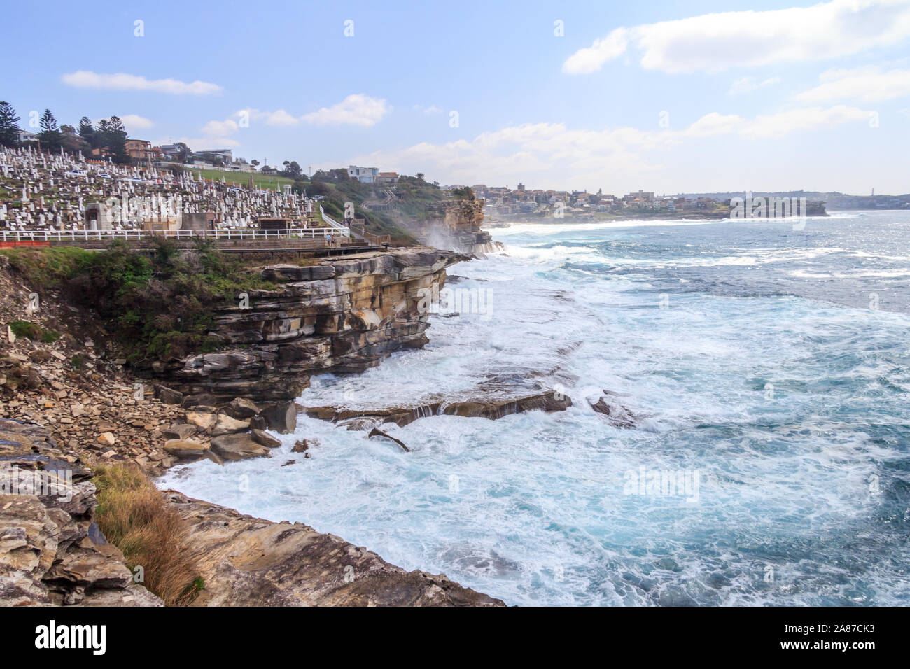 Mare mosso da Waverley cimitero sulla Coogee per Bondi passeggiata costiera, Sydney, Nuovo Galles del Sud, Australia Foto Stock