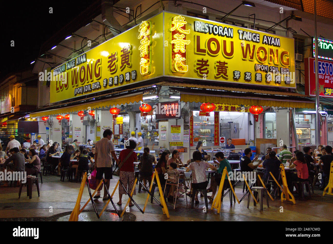Sala da pranzo esterna di notte a Lou Wong ristorante in Ipoh, Perak, Malaysia Foto Stock