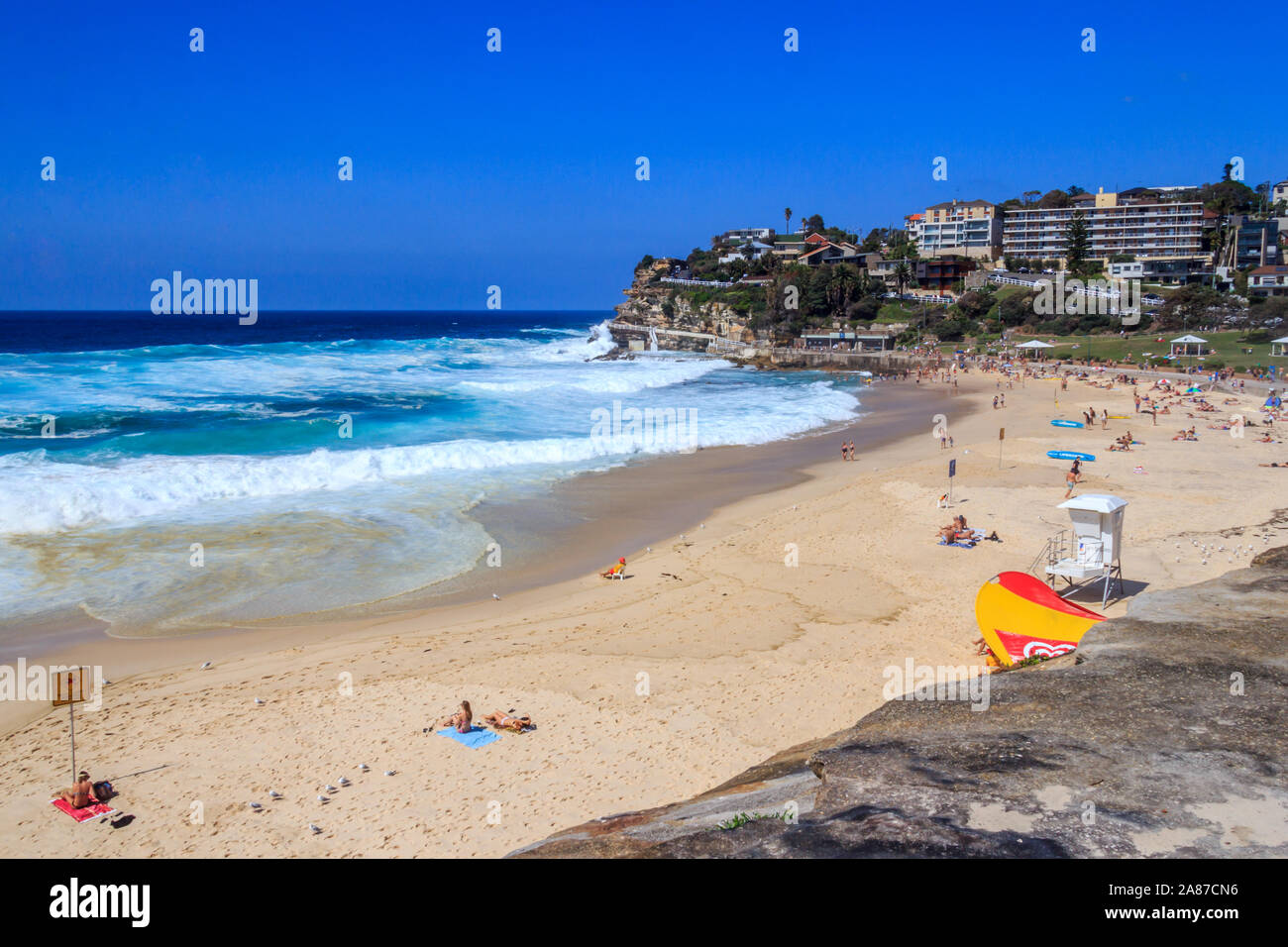 Sydney, Australia - 16 Marzo 2013: le persone che si godono il bel tempo sulla spiaggia di Bronte. La spiaggia si trova a Coogee per Bondi passeggiata costiera. Foto Stock