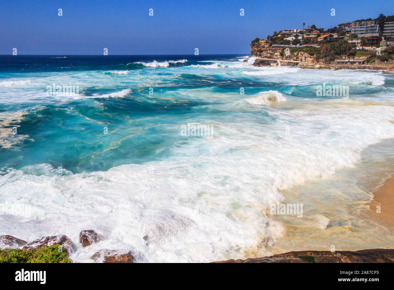Mare mosso a Tamarama beach sulla Coogee per Bondi passeggiata costiera, Sydney, Nuovo Galles del Sud, Australia Foto Stock