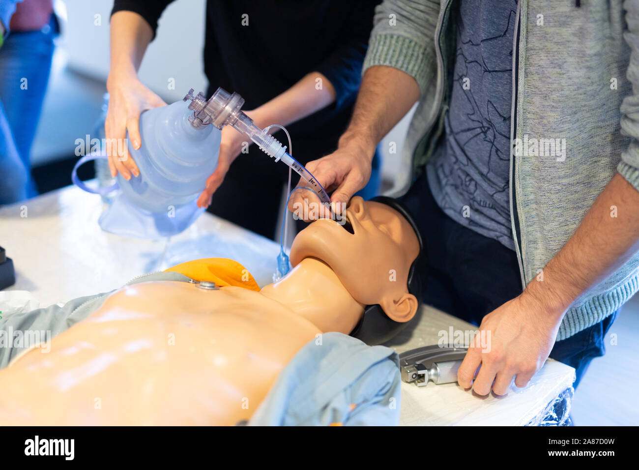 Medico specialista esperto metodo di visualizzazione di intubazione del paziente su mani sulla formazione medica di formazione e workshop. Apprendimento dei partecipanti Foto Stock
