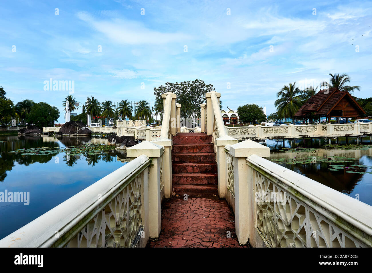 Il Langkawi, Malesia - 10 ottobre 2019. Laghetto con ponte accanto alla piazza dell'Aquila a Langkawi, vicino alla porta di Kuah. Foto Stock