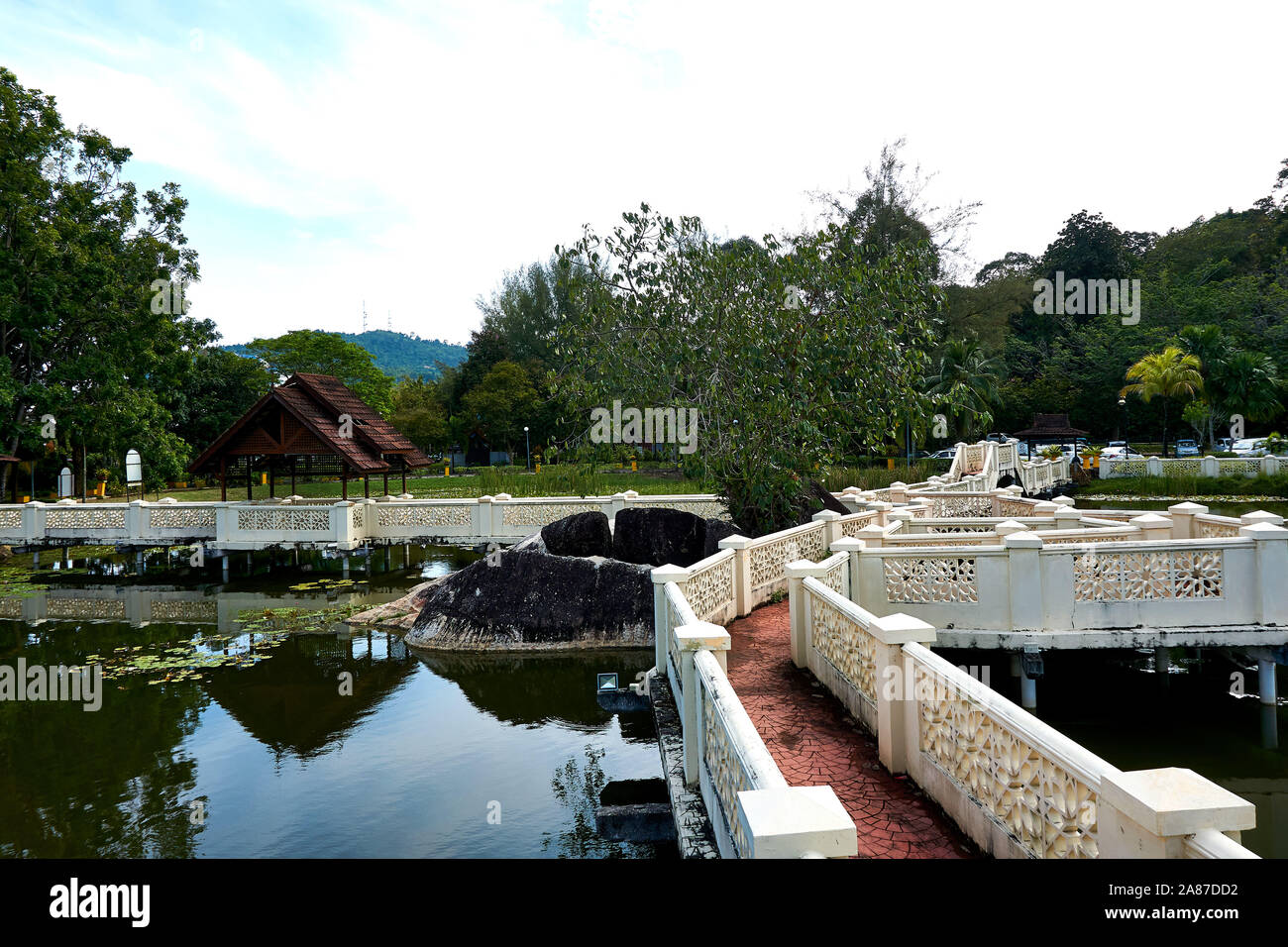 Il Langkawi, Malesia - 10 ottobre 2019. Laghetto con ponte accanto alla piazza dell'Aquila a Langkawi, vicino alla porta di Kuah. Foto Stock