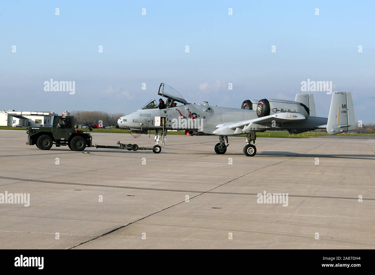 Un A-10 Thunderbolt II dal 107th Fighter Squadron è taxied per uno spazio di parcheggio sulla rampa a Selfridge Air National Guard Base, Mich, nov. 5, 2019. Il 107th Fighter Squadron è un componente dell'ala 127, Michigan Air National Guard. (U.S. Air National Guard foto da Tech. Sgt. Dan Heaton) Foto Stock