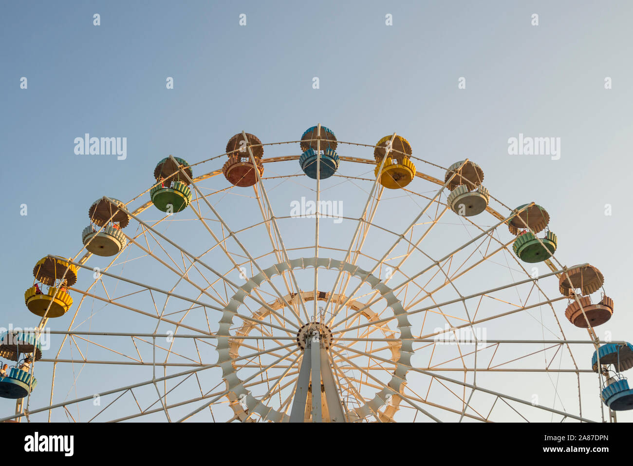 Ruota panoramica Ferris oltre il cielo blu. Ruota panoramica Ferris in un parco di divertimenti. Foto Stock