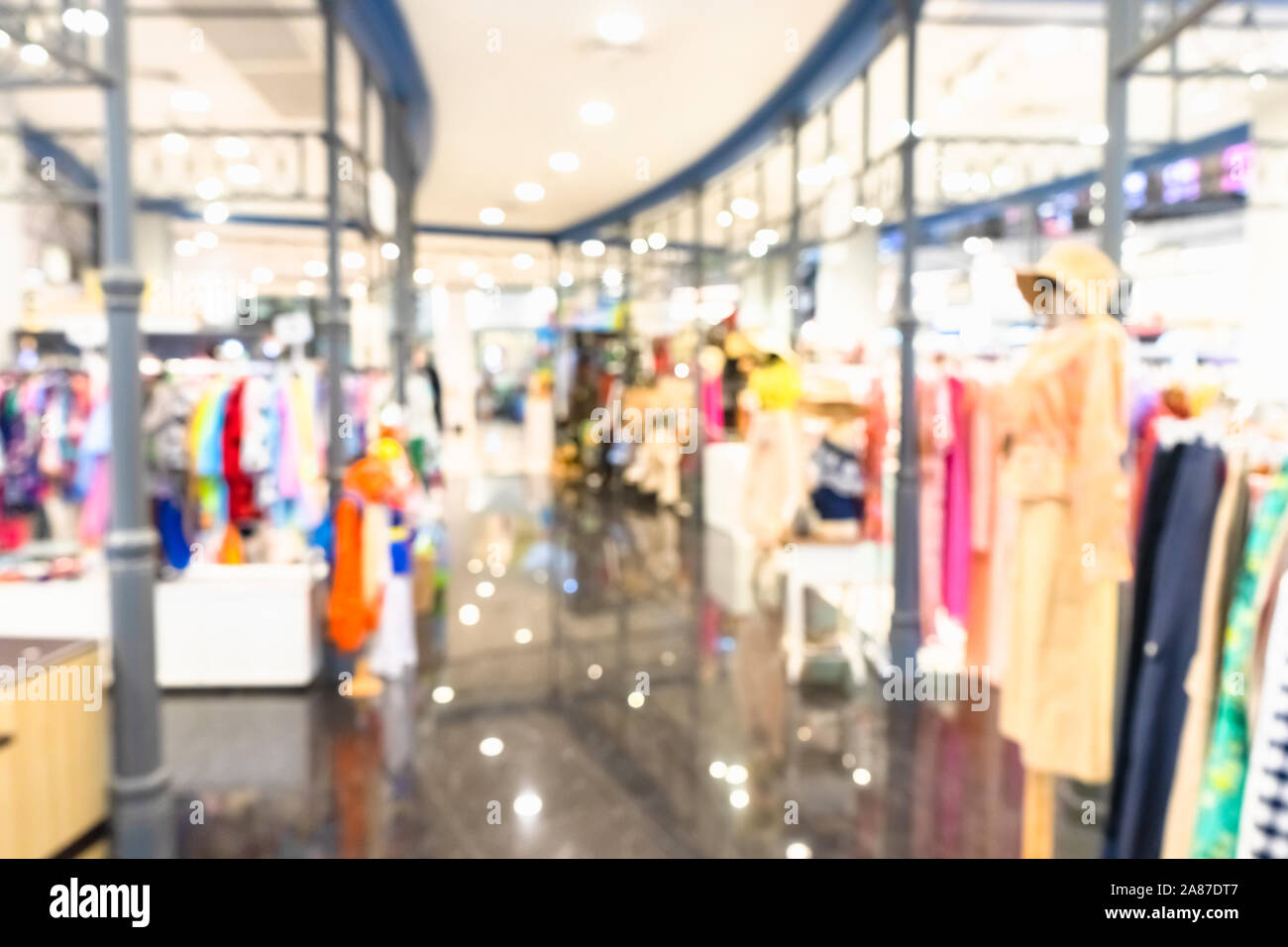 Abstract sfocato negozi di abbigliamento nel moderno centro commerciale per la moda di sfondo o sfondo Foto Stock