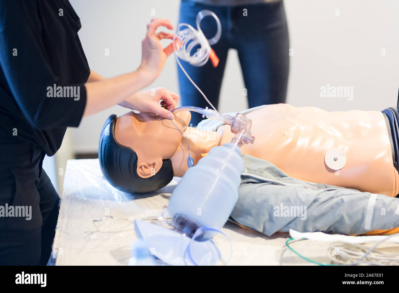 Medico specialista esperto metodo di visualizzazione di intubazione del paziente tecnica su mani sulla formazione medica di formazione e workshop Foto Stock