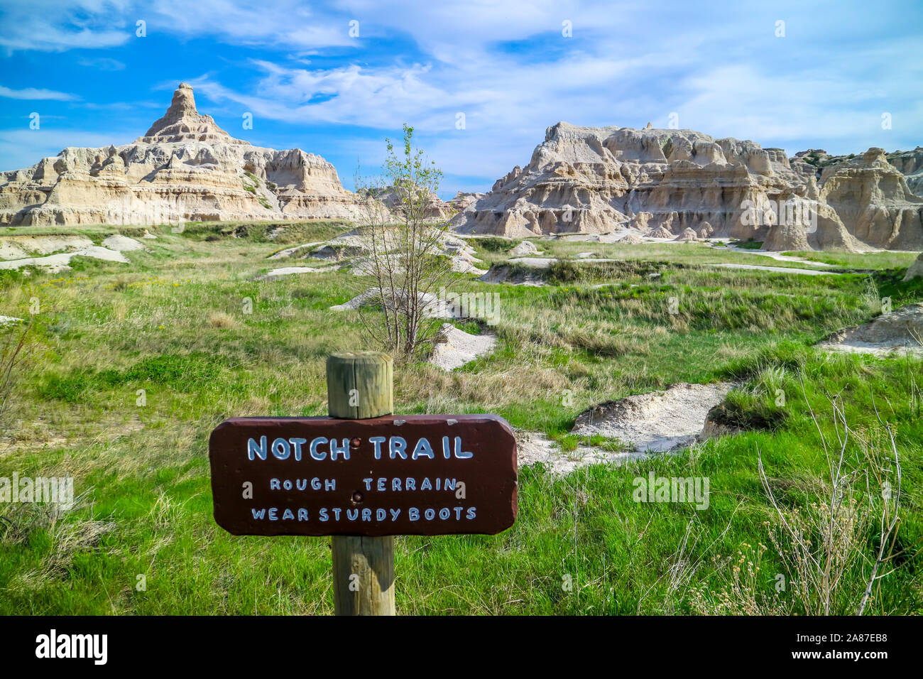 Parco nazionale Badlands, SD, Stati Uniti d'America - 15 Maggio 2019: una direzione alla tacca sentiero escursionistico Foto Stock