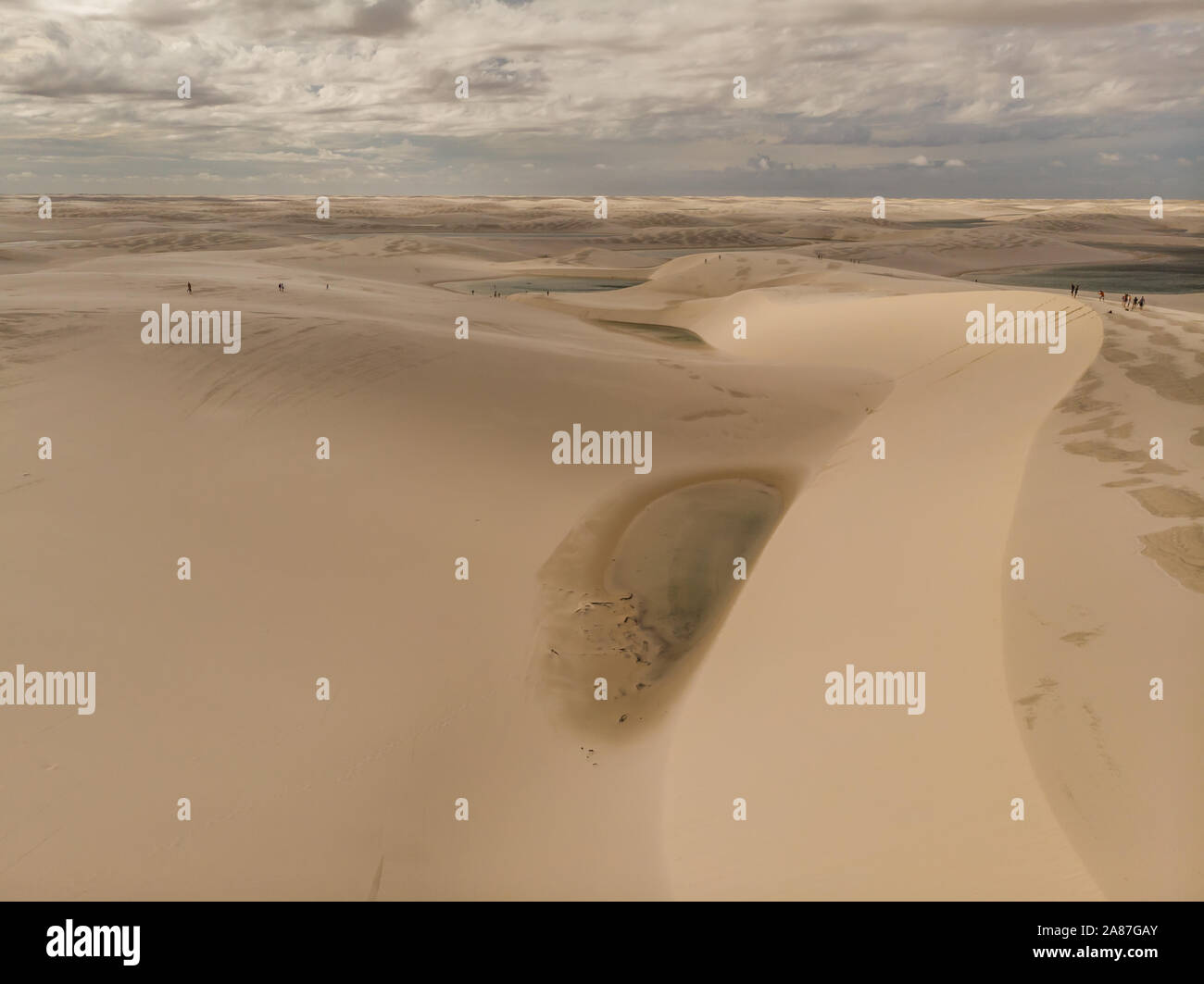 Ripresa aerea delle dune di sabbia e lagune in Brasile, Lencois Maranhenses national park in Maranhao membro.Lago azul Foto Stock