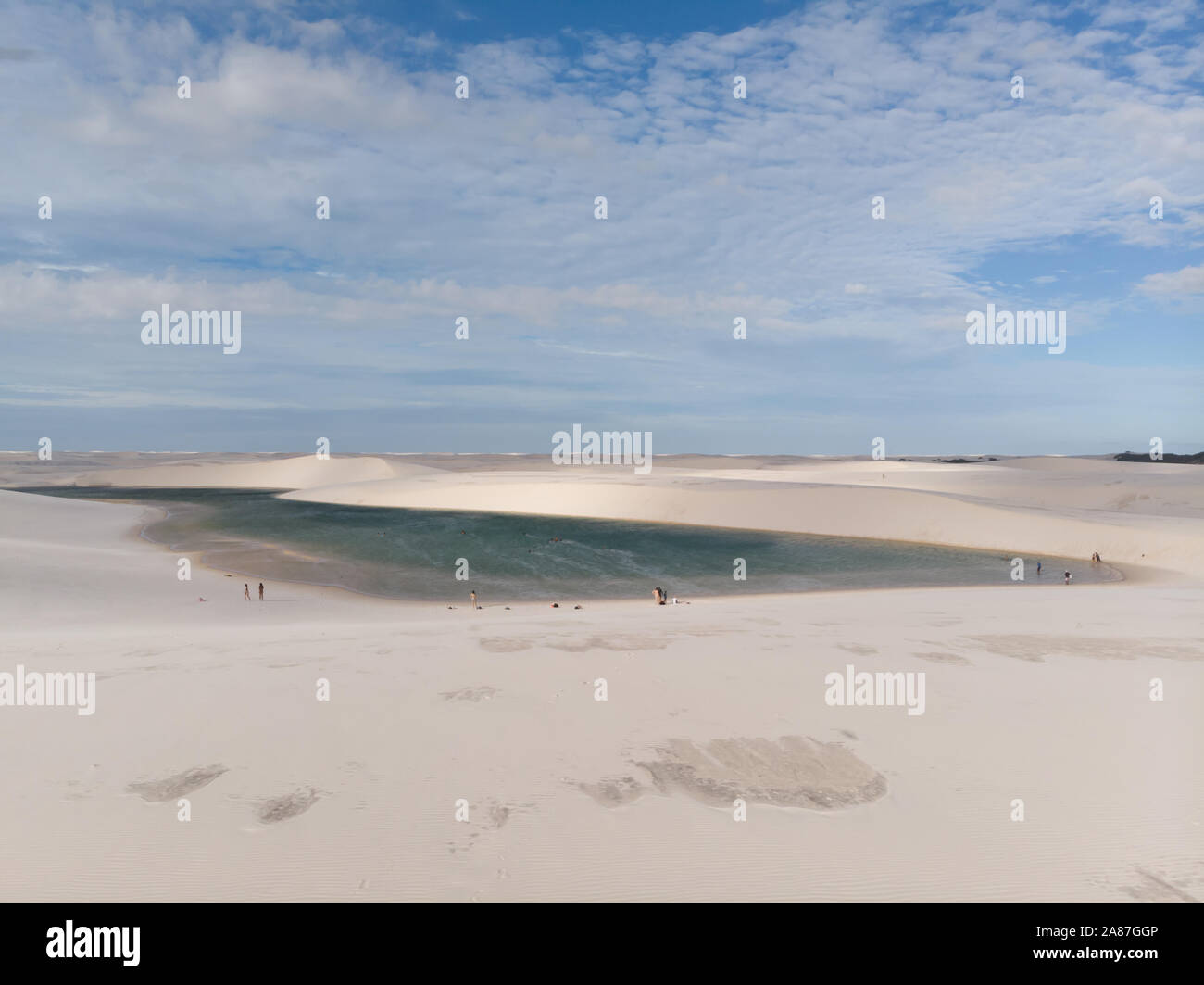 Ripresa aerea delle dune di sabbia e lagune in Brasile, Lencois Maranhenses national park in Maranhao membro.Lago azul Foto Stock