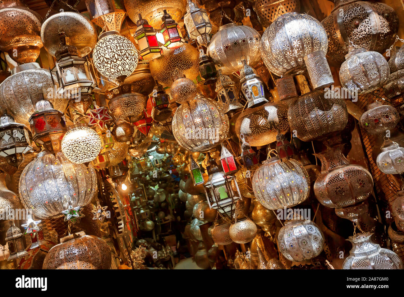 Negozio con tradizionale marocchina e lampade arabo nella medina di  Marrakech Foto stock - Alamy