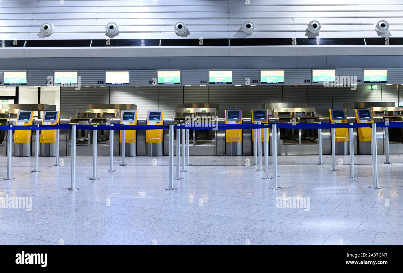 07 novembre 2019, Assia, Frankfurt/Main: Vuoto Lufthansa banchi per il check-in al Terminal 1 dell'aeroporto di Francoforte. A mezzanotte, 48 ore di sciopero da parte di Lufthansa assistenti di volo ha iniziato a. Foto: Sila Stein/dpa Foto Stock