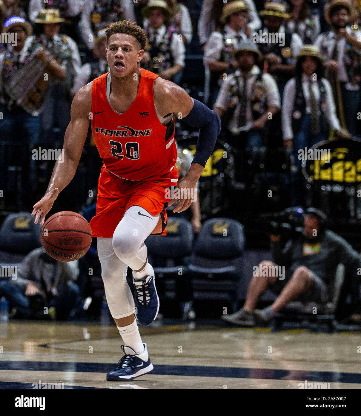 Hass Pavilion Berkeley CALIFORNIA, STATI UNITI D'AMERICA. 05 Nov, 2019. CA U.S.A. Avanti Pepperdine Kameron Edwards (20) porta la palla in alto tribunale durante il NCAA di pallacanestro degli uomini di gioco tra Onda Pepperdine e la California Golden Bears 71-87 perso a Hass Pavilion Berkeley in California Thurman James/CSM/Alamy Live News Foto Stock