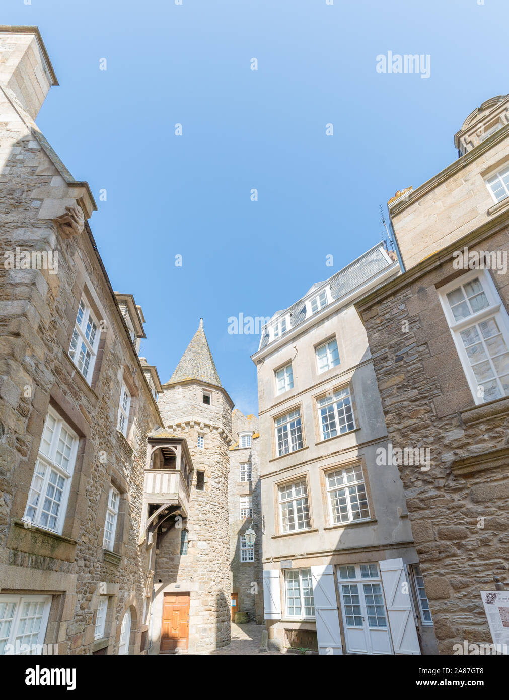 Saint-Malo, Ille-et-Vilaine / Francia - 19 agosto 2019: storico Norman case di pietra nel Saint-Malo Intra-Muros Neighboorhood Foto Stock