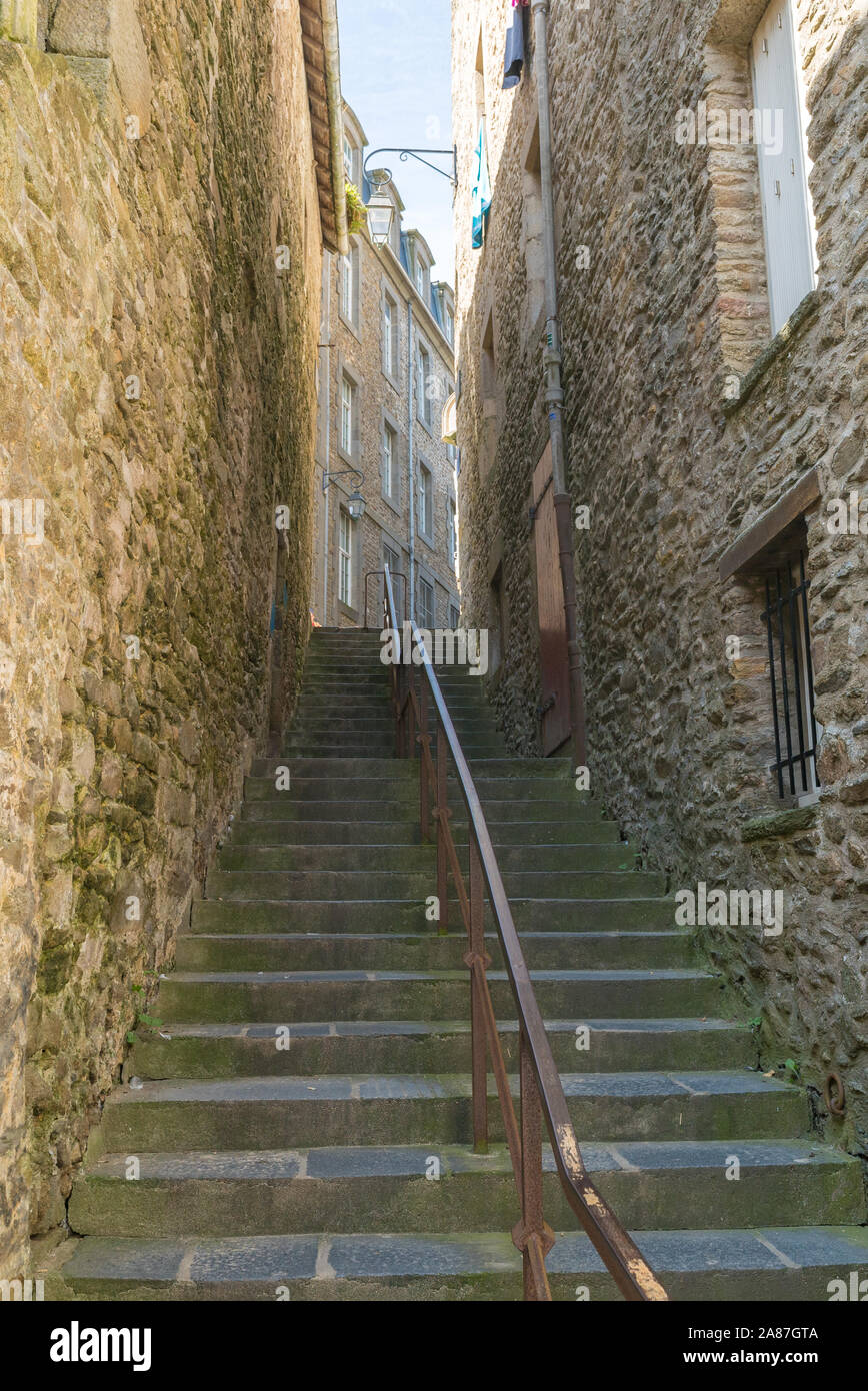 Saint-Malo, Ille-et-Vilaine / Francia - 19 agosto 2019: lungo le scale di pietra e la storica Norman case di pietra nel Saint-Malo Intra-Muros Neighboorhood Foto Stock