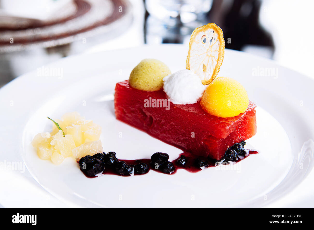 Freddo anguria fresca e frutta mista gelato sorbetto sulla parte superiore con dolce e salato salsa di frutti di bosco in piastra bianca - estate dessert sano Foto Stock
