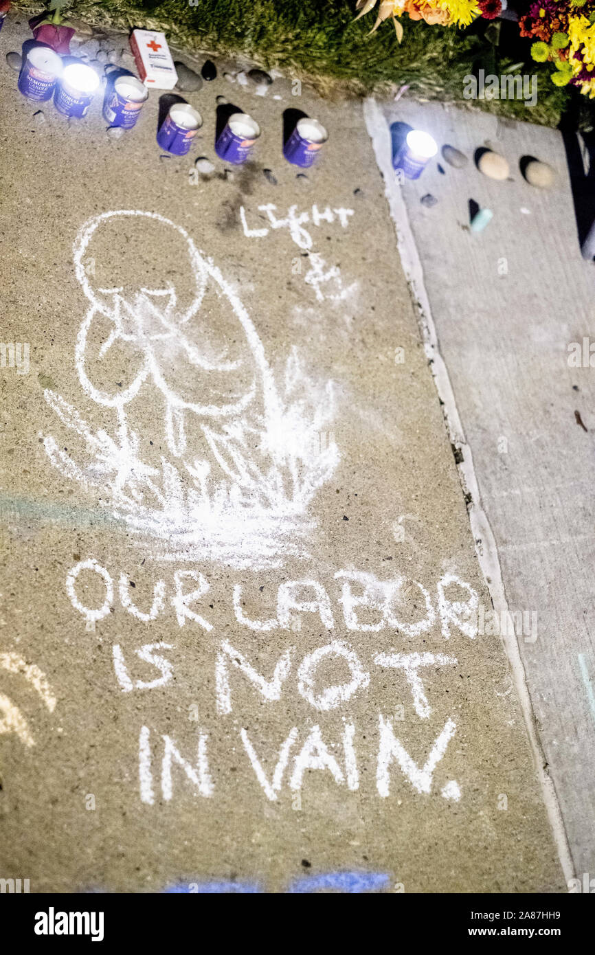 "Il nostro lavoro non è invano" scritto sul marciapiede davanti all'albero della vita sinagoga.Un anno dopo le riprese con l'albero della vita alla sinagoga di Squirrel Hill, molti ritornano alla sinagoga di pagare i loro punti di vista. Foto Stock