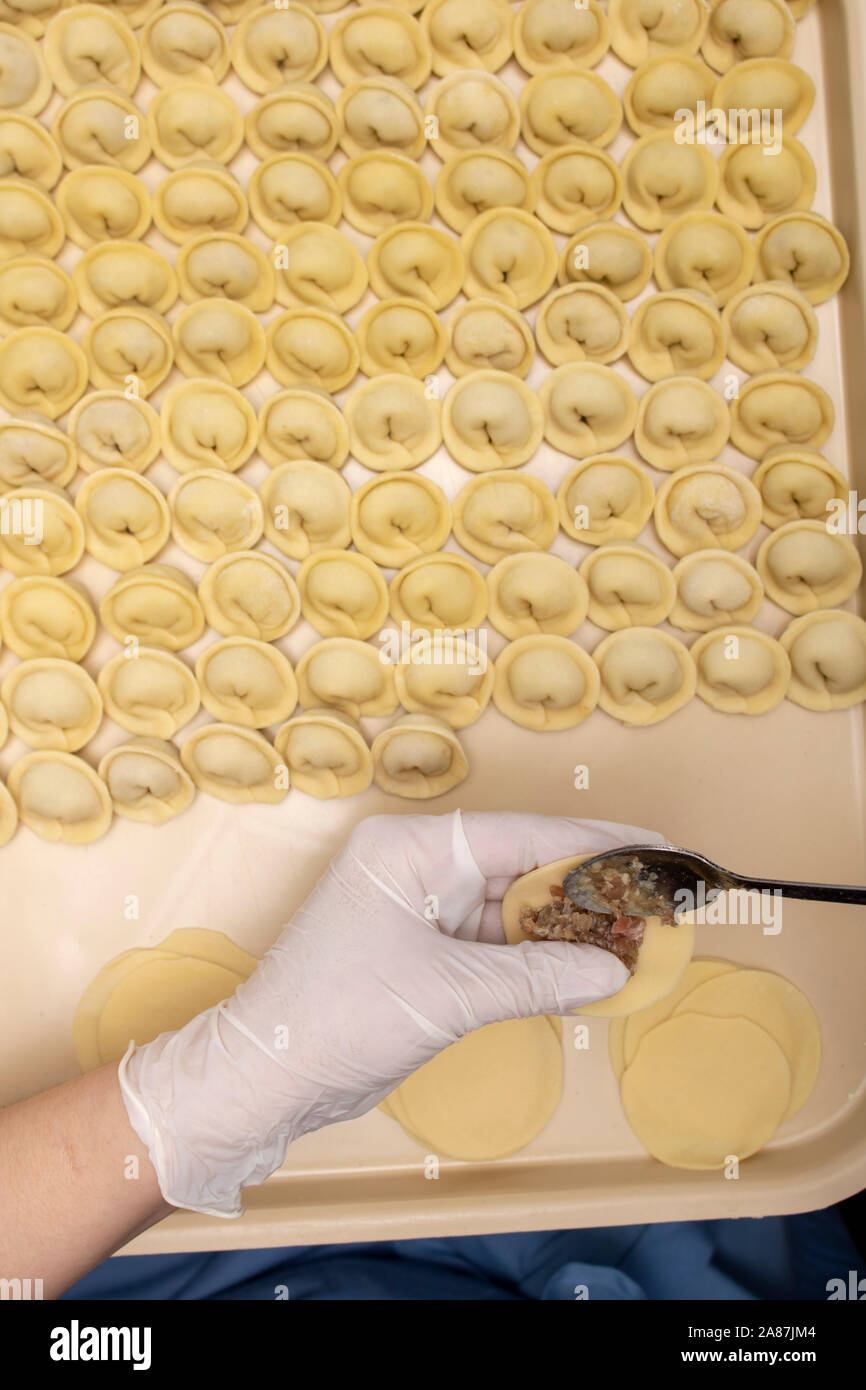 L'uomo azienda pelmeni e carni macinate, vista dall'alto Foto Stock