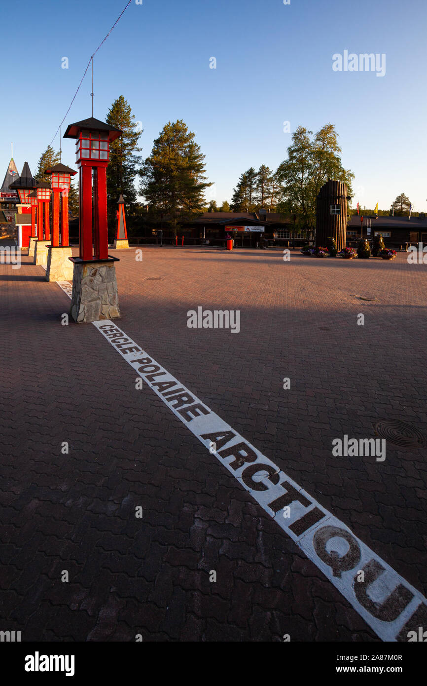 Il Villaggio di Babbo Natale segna il confine del Circolo polare Artico in Finlandia Foto Stock