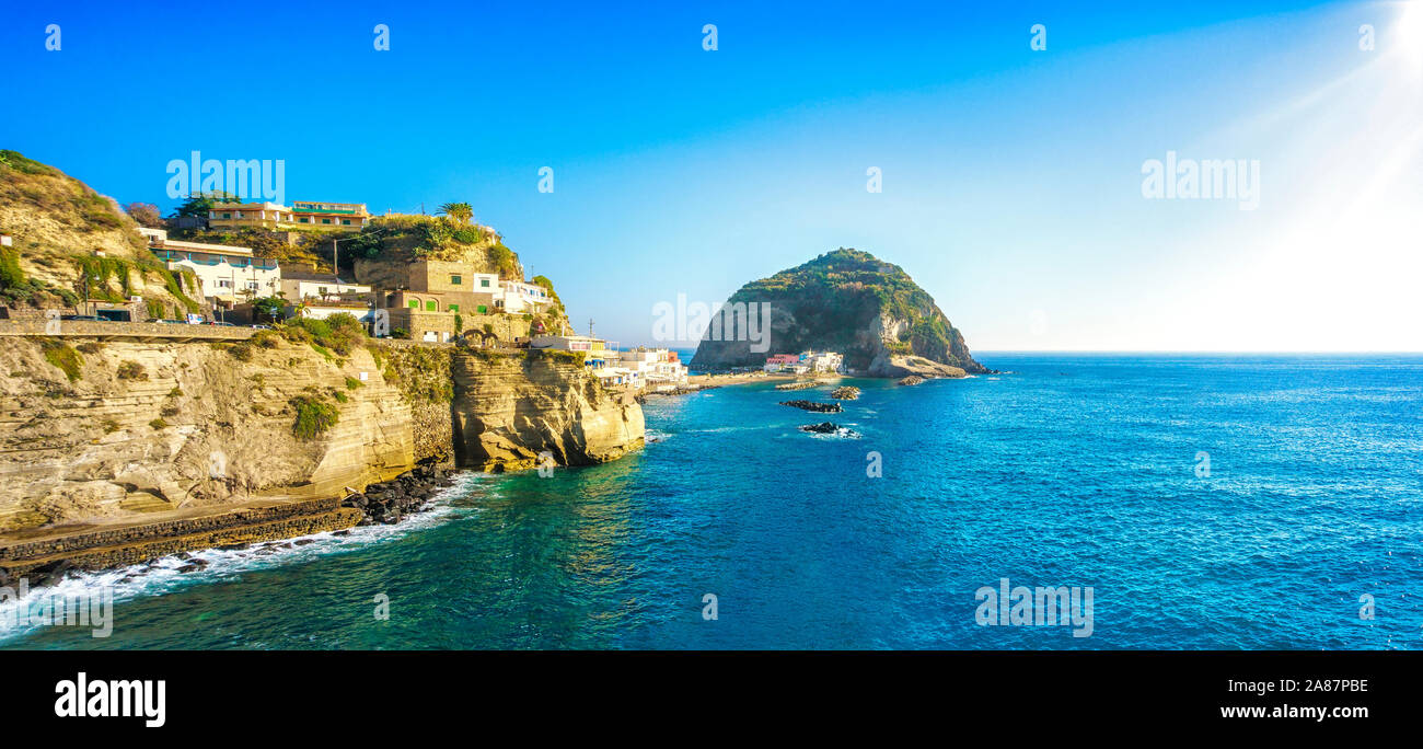 Sant Angelo beach, rocce e isolotto di isola di Ischia. Destinazione di viaggio vicino a Napoli in Campania, Italia. L'Europa. Foto Stock