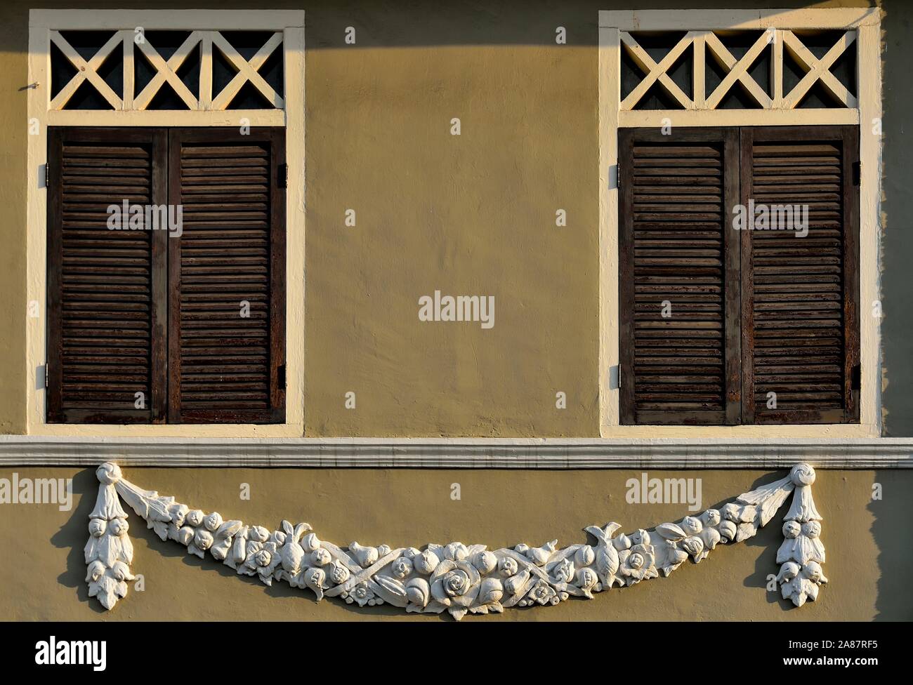 Vista frontale della parte esterna del tradizionale negozio vintage house con mobili di antiquariato in legno marrone scuri e bianchi di stampaggio decorativo in Little India di Singapore. Foto Stock