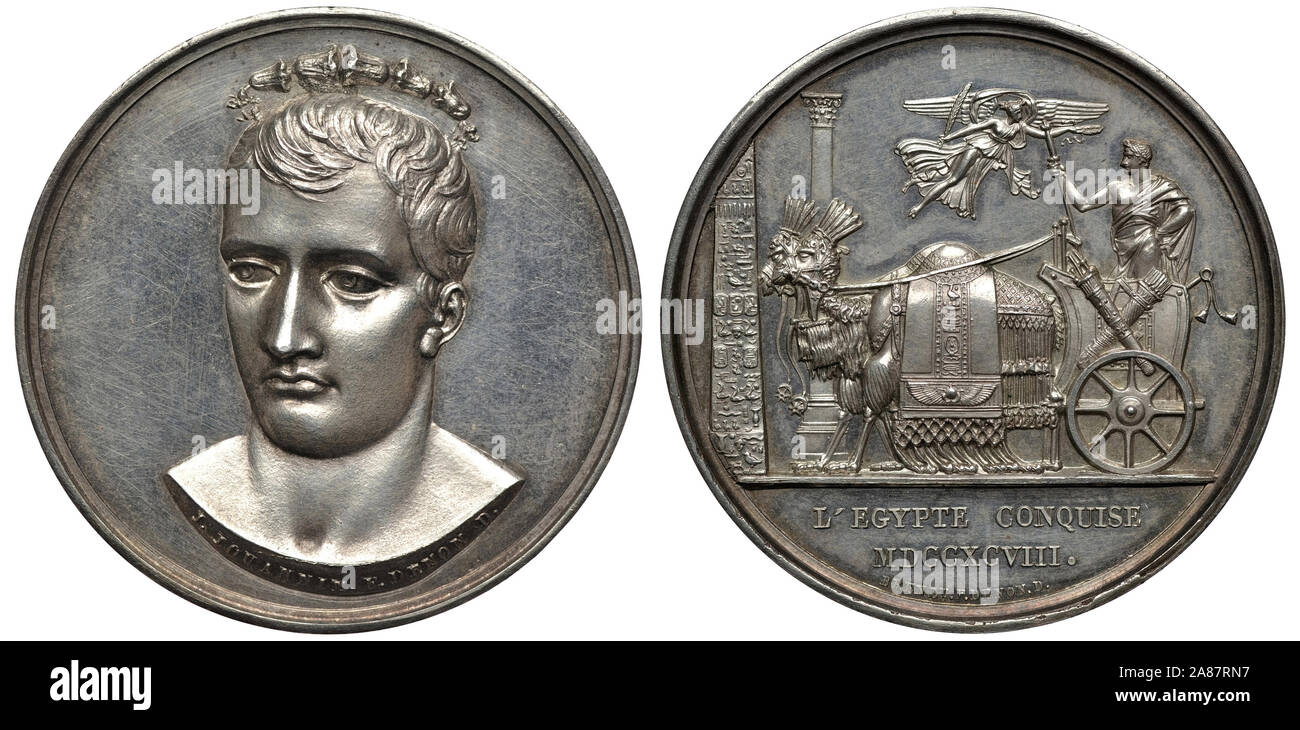 Francia - francese del XIX secolo medaglia d argento, oggetto per la conquista dell'Egitto da Napoleone Bonaparte, Napoleone nel carro trainato da cammelli, dea Nike sopra, Foto Stock