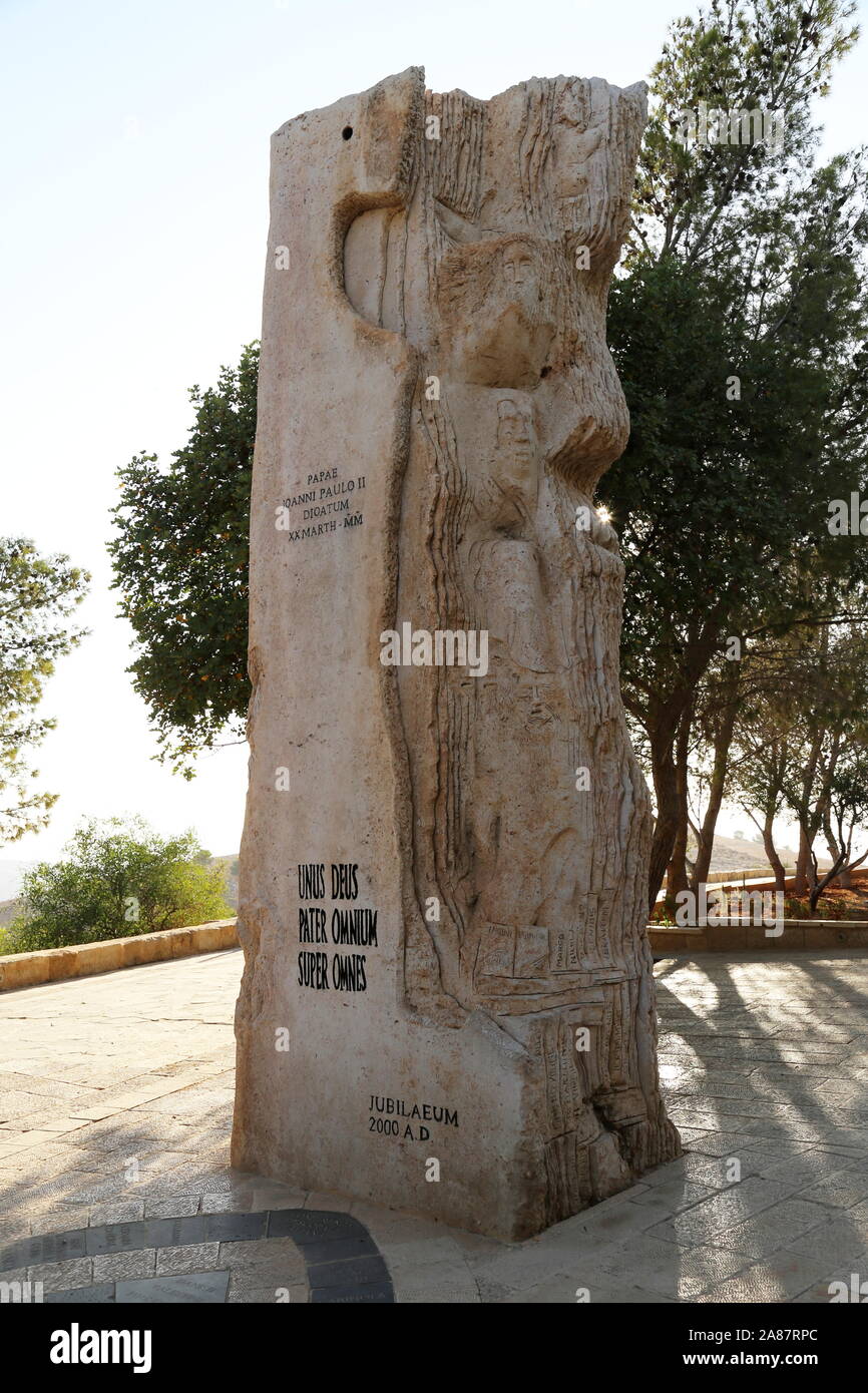 'Libro d'amore tra le Nazioni' scultura di Vincenzo Bianchi, Monte Nebo, Governatorato di Madaba, Giordania, Medio Oriente Foto Stock