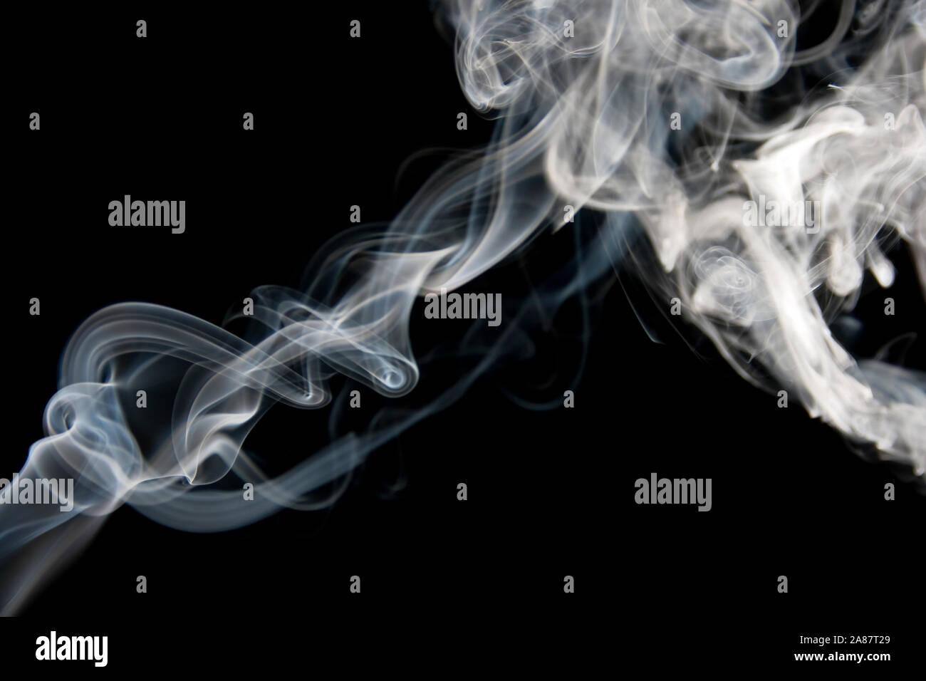 Fumo puro isolato su sfondo nero Foto Stock