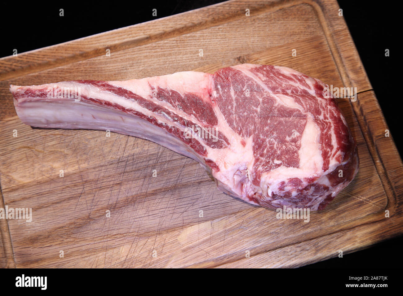 Materie carni fresche Ribeye Tomahawk. La carne di manzo. Bistecca di manzo. La carne cruda. Foto Stock