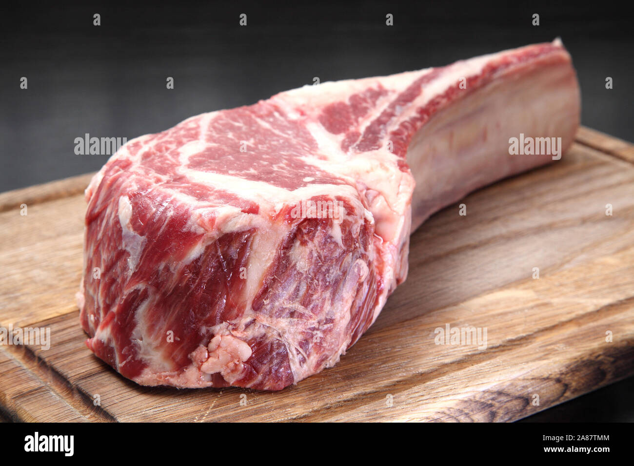 Materie carni fresche Ribeye Tomahawk. La carne di manzo. Bistecca di manzo. La carne cruda. Foto Stock