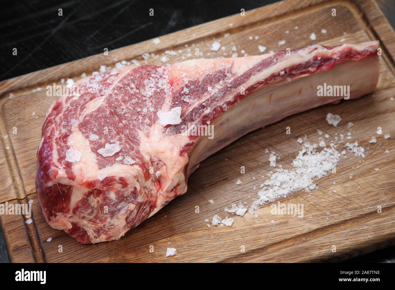 Materie carni fresche Ribeye Tomahawk. La carne di manzo. Bistecca di manzo. La carne cruda. Foto Stock
