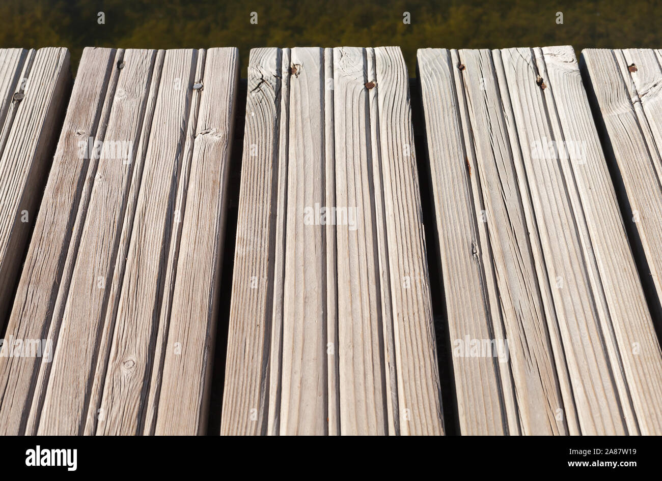 Il pavimento in legno fatto di grezzo incolore schede di larice, pier piano foto di sfondo Foto Stock